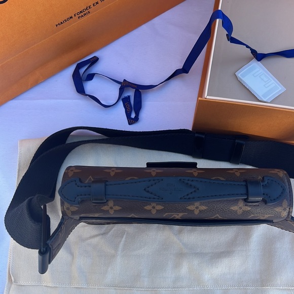 Louis Vuitton men’s cross body bag. S Lock -Sling. Neiman Marcus 2022. - Picture 10 of 16